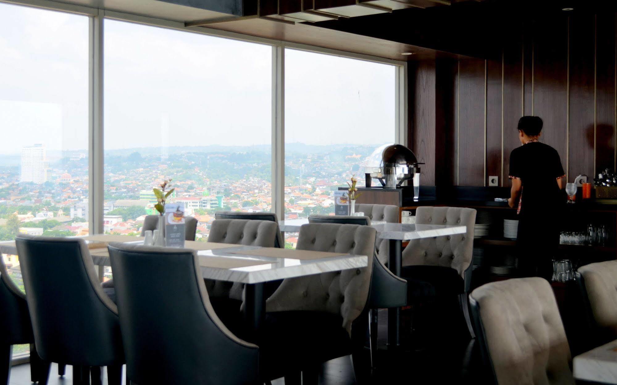 Louis Kienne Hotel Simpang Lima Semarang Dış mekan fotoğraf